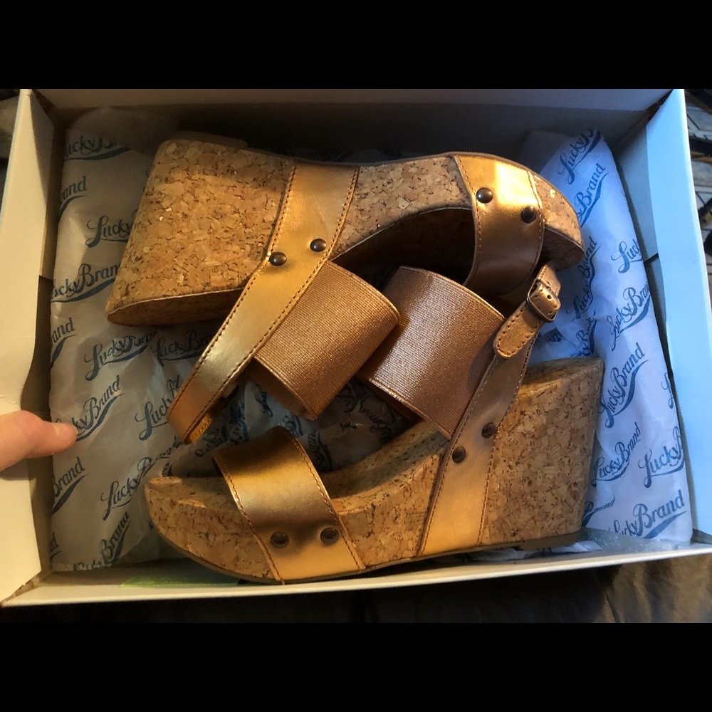 Awesome Lucky Brand gold metallic wedges!!❤️❤️🔥🔥